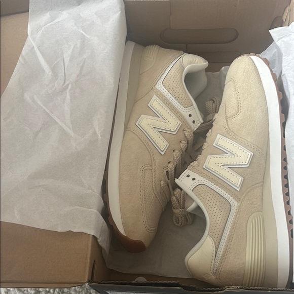 New Balance Beige Sneakers sz 7.5 - Picture 6 of 8